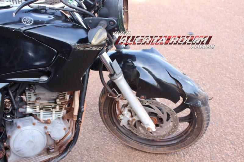 Colisão entre carro e moto deixa dois feridos nesta manhã de segunda-feira em Rolim de Moura Colisão entre carro e moto deixa dois feridos nesta manhã de segunda-feira em Rolim de Moura