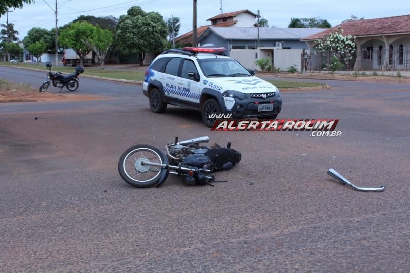 Colisão entre carro e moto resulta em dois feridos no Centro de Rolim de Moura Colisão entre carro e moto resulta em dois feridos no Centro de Rolim de Moura