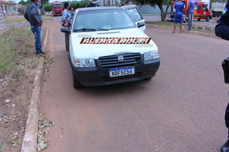 Colisão entre carro e moto resulta em dois feridos no Centro de Rolim de Moura Colisão entre carro e moto resulta em dois feridos no Centro de Rolim de Moura