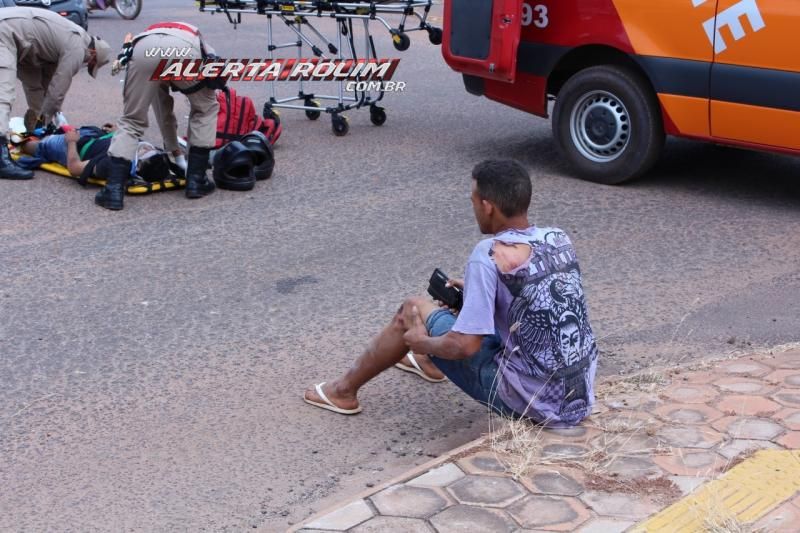 Colisão entre carro e moto resulta em dois feridos no Centro de Rolim de Moura Colisão entre carro e moto resulta em dois feridos no Centro de Rolim de Moura