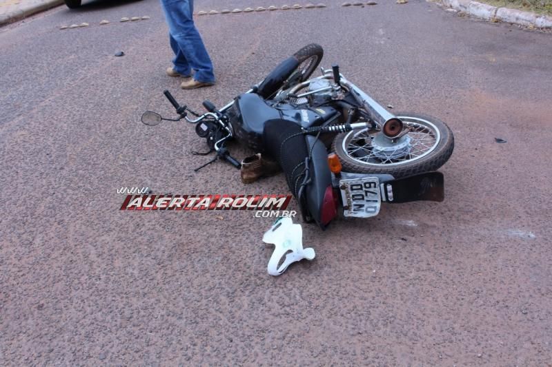 Colisão entre carro e moto resulta em dois feridos no Centro de Rolim de Moura Colisão entre carro e moto resulta em dois feridos no Centro de Rolim de Moura