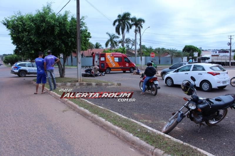 Colisão entre carro e moto resulta em dois feridos no Centro de Rolim de Moura Colisão entre carro e moto resulta em dois feridos no Centro de Rolim de Moura