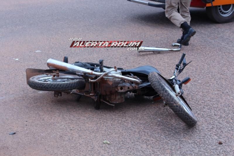 Colisão entre carro e moto resulta em dois feridos no Centro de Rolim de Moura Colisão entre carro e moto resulta em dois feridos no Centro de Rolim de Moura