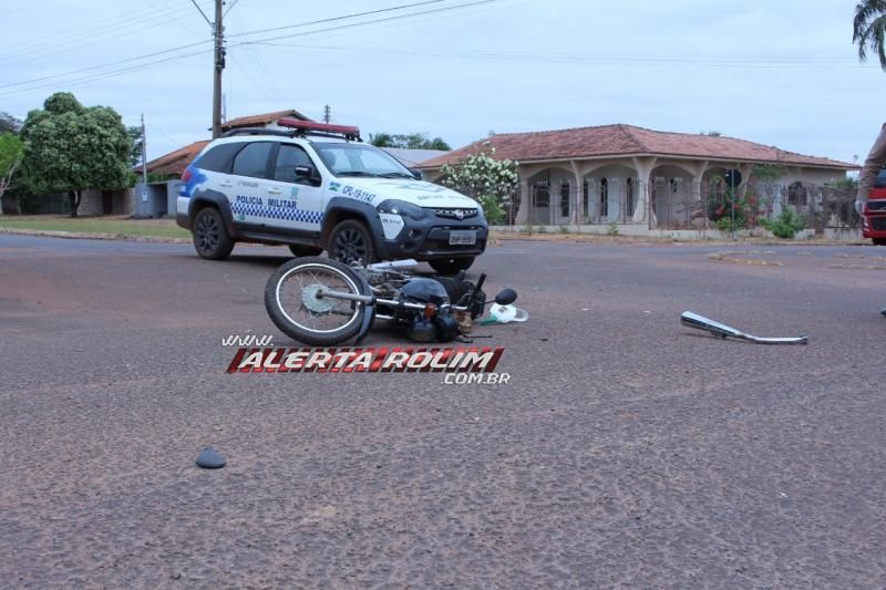 Colisão entre carro e moto resulta em dois feridos no Centro de Rolim de Moura Colisão entre carro e moto resulta em dois feridos no Centro de Rolim de Moura