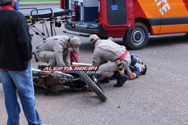 Colisão entre carro e moto resulta em dois feridos no Centro de Rolim de Moura Colisão entre carro e moto resulta em dois feridos no Centro de Rolim de Moura