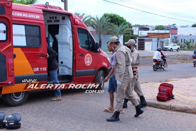 Colisão entre carro e moto resulta em dois feridos no Centro de Rolim de Moura Colisão entre carro e moto resulta em dois feridos no Centro de Rolim de Moura