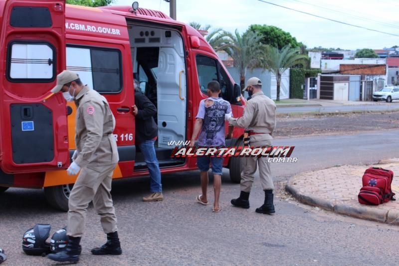 Colisão entre carro e moto resulta em dois feridos no Centro de Rolim de Moura Colisão entre carro e moto resulta em dois feridos no Centro de Rolim de Moura