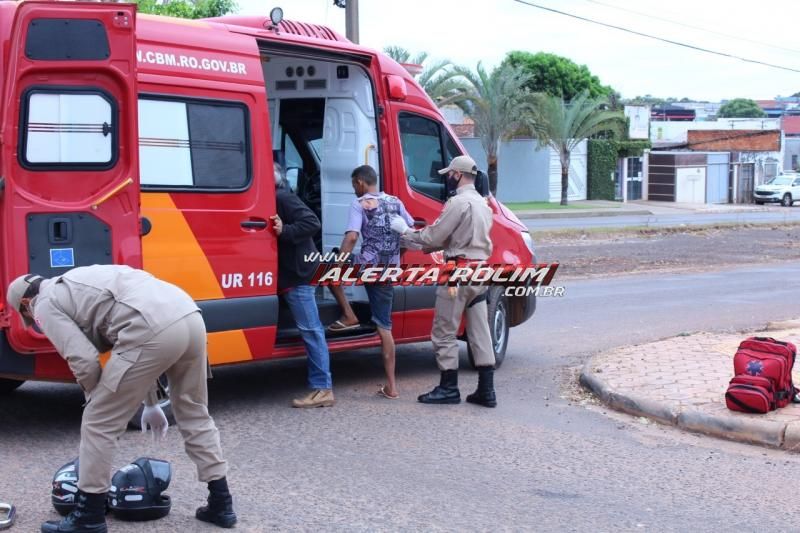 Colisão entre carro e moto resulta em dois feridos no Centro de Rolim de Moura Colisão entre carro e moto resulta em dois feridos no Centro de Rolim de Moura