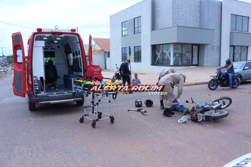 Colisão entre carro e moto resulta em dois feridos no Centro de Rolim de Moura Colisão entre carro e moto resulta em dois feridos no Centro de Rolim de Moura