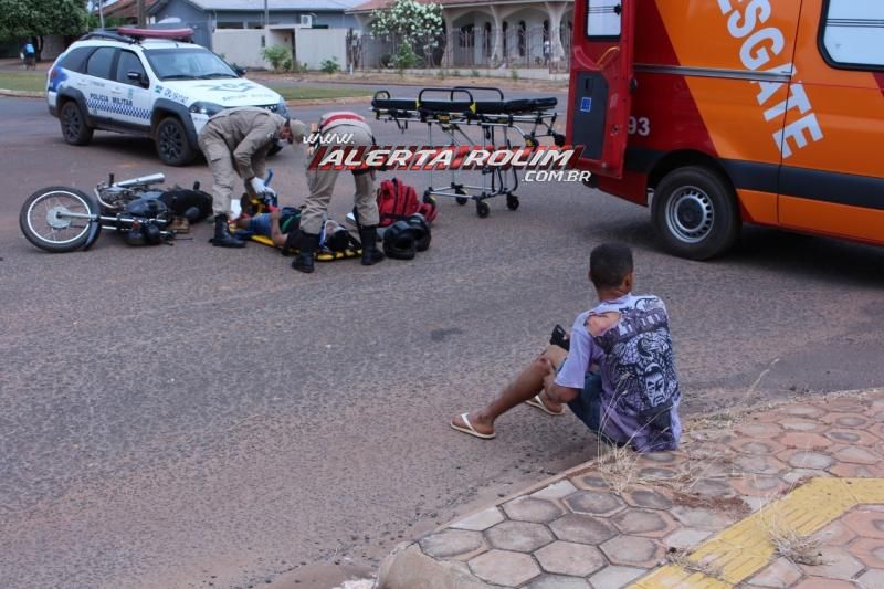 Colisão entre carro e moto resulta em dois feridos no Centro de Rolim de Moura Colisão entre carro e moto resulta em dois feridos no Centro de Rolim de Moura