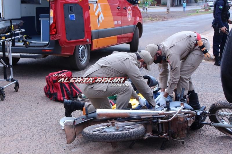 Colisão entre carro e moto resulta em dois feridos no Centro de Rolim de Moura Colisão entre carro e moto resulta em dois feridos no Centro de Rolim de Moura
