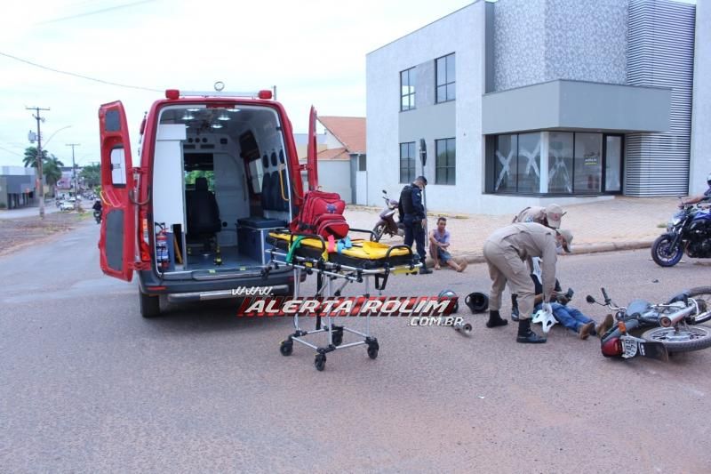 Colisão entre carro e moto resulta em dois feridos no Centro de Rolim de Moura Colisão entre carro e moto resulta em dois feridos no Centro de Rolim de Moura