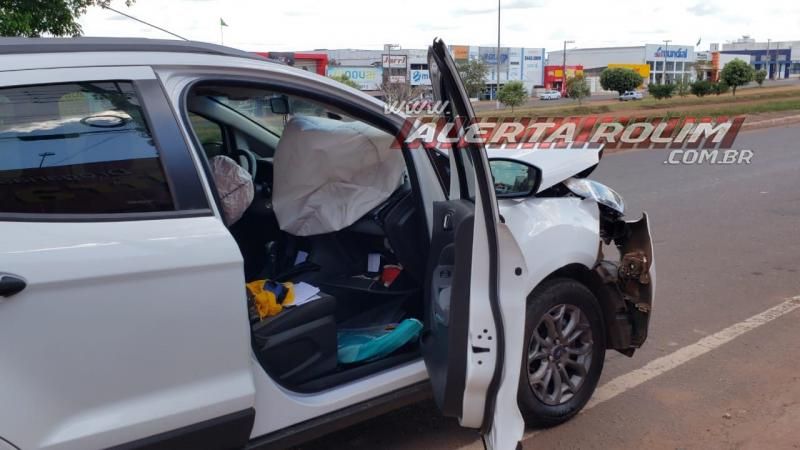 Colisão entre dois carros foi registrada nesta tarde de quinta-feira em Rolim de Moura Colisão entre dois carros foi registrada nesta tarde de quinta-feira em Rolim de Moura