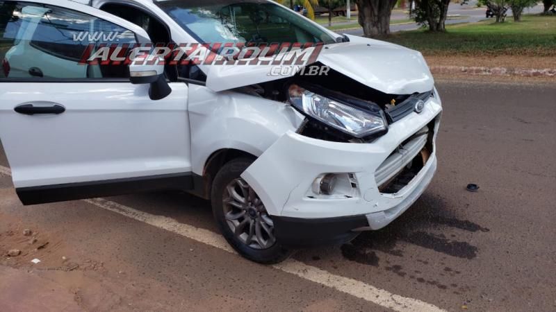 Colisão entre dois carros foi registrada nesta tarde de quinta-feira em Rolim de Moura Colisão entre dois carros foi registrada nesta tarde de quinta-feira em Rolim de Moura