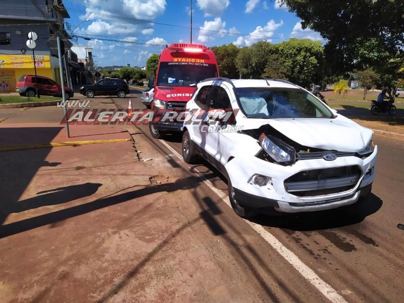 Colisão entre dois carros foi registrada nesta tarde de quinta-feira em Rolim de Moura Colisão entre dois carros foi registrada nesta tarde de quinta-feira em Rolim de Moura