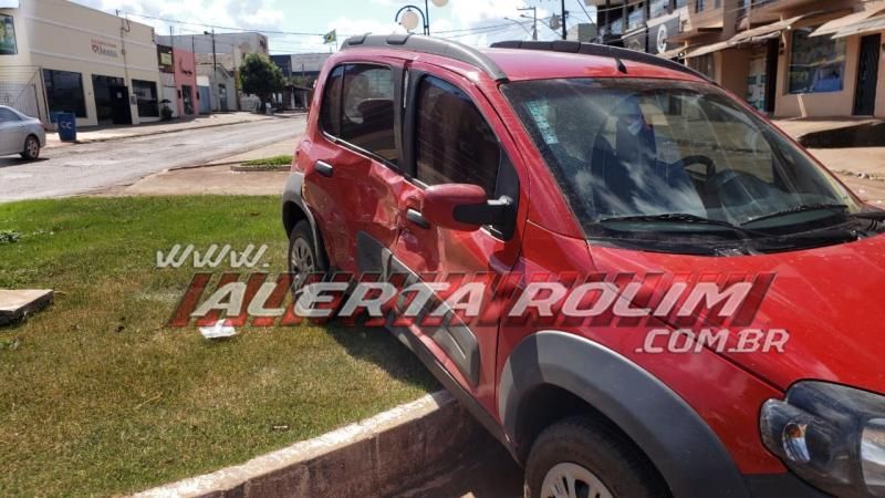 Colisão entre dois carros foi registrada nesta tarde de quinta-feira em Rolim de Moura Colisão entre dois carros foi registrada nesta tarde de quinta-feira em Rolim de Moura