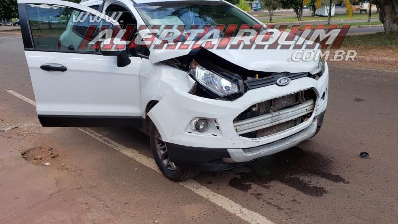 Colisão entre dois carros foi registrada nesta tarde de quinta-feira em Rolim de Moura Colisão entre dois carros foi registrada nesta tarde de quinta-feira em Rolim de Moura