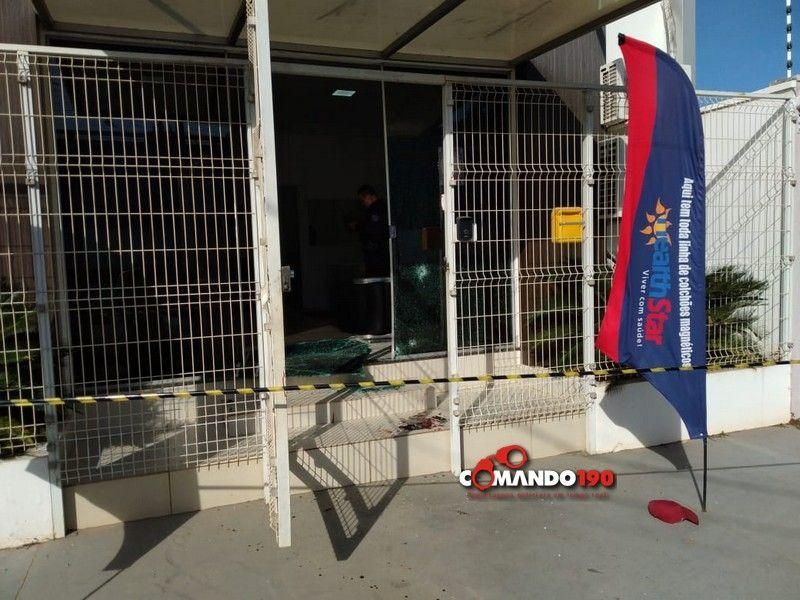 Atualizada - Comerciante reage a roubo, mata assaltante e fere outro durante troca de tiros, em Ji-Paraná Atualizada - Comerciante reage a roubo, mata assaltante e fere outro durante troca de tiros, em Ji-Paraná