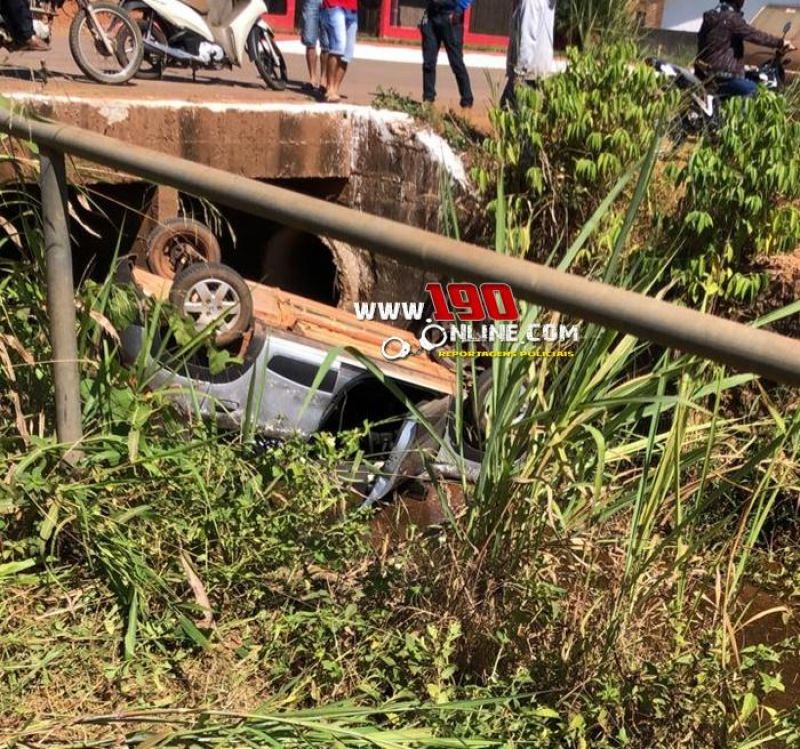 Condutor cai com carro dentro de córrego no Bairro Liberdade em Alta Floresta d Condutor cai com carro dentro de córrego no Bairro Liberdade em Alta Floresta d