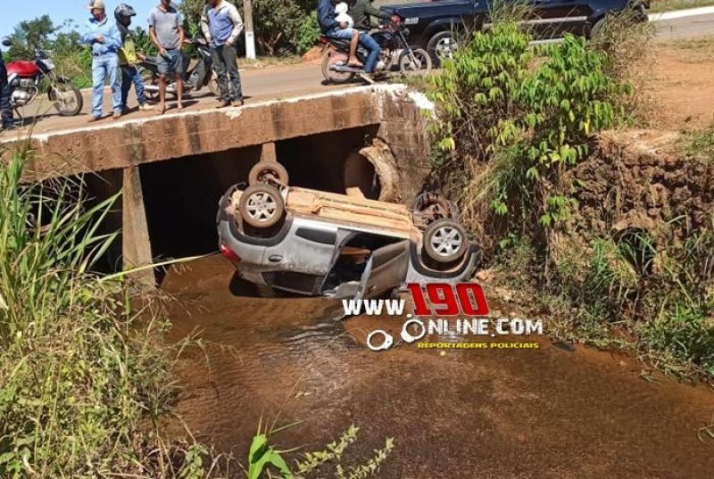 Condutor cai com carro dentro de córrego no Bairro Liberdade em Alta Floresta d Condutor cai com carro dentro de córrego no Bairro Liberdade em Alta Floresta d