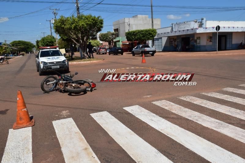 Condutor de moto fica ferido ao atingir carro nesta manhã no bairro Planalto em Rolim de Moura Condutor de moto fica ferido ao atingir carro nesta manhã no bairro Planalto em Rolim de Moura