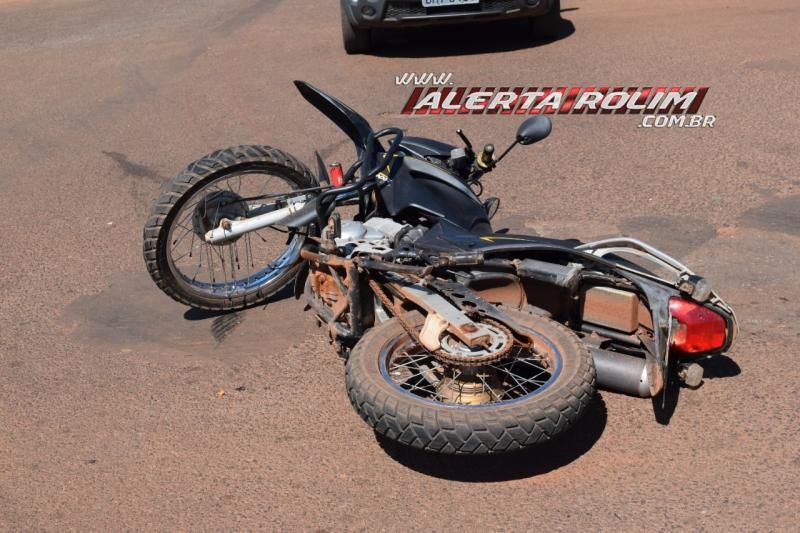 Condutor de moto fica ferido ao atingir carro nesta manhã no bairro Planalto em Rolim de Moura Condutor de moto fica ferido ao atingir carro nesta manhã no bairro Planalto em Rolim de Moura