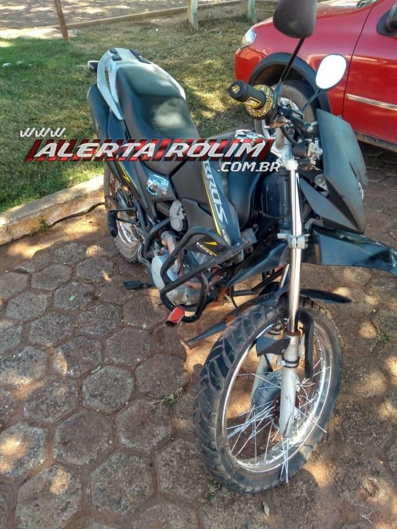 Condutor de moto fica ferido ao atingir carro nesta manhã no bairro Planalto em Rolim de Moura Condutor de moto fica ferido ao atingir carro nesta manhã no bairro Planalto em Rolim de Moura