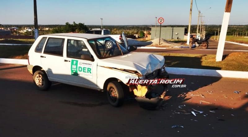 Condutora de veículo oficial do DER é socorrida pelos bombeiros após acidente com automóvel de Autoescola Condutora de veículo oficial do DER é socorrida pelos bombeiros após acidente com automóvel de Autoescola