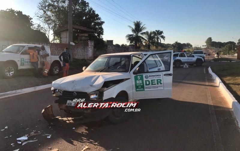 Condutora de veículo oficial do DER é socorrida pelos bombeiros após acidente com automóvel de Autoescola Condutora de veículo oficial do DER é socorrida pelos bombeiros após acidente com automóvel de Autoescola