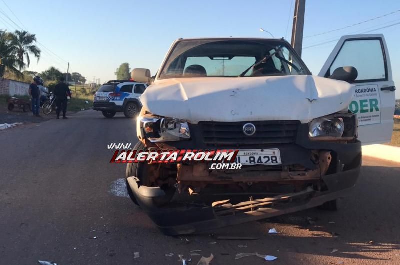 Condutora de veículo oficial do DER é socorrida pelos bombeiros após acidente com automóvel de Autoescola Condutora de veículo oficial do DER é socorrida pelos bombeiros após acidente com automóvel de Autoescola