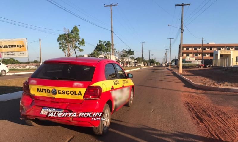 Condutora de veículo oficial do DER é socorrida pelos bombeiros após acidente com automóvel de Autoescola Condutora de veículo oficial do DER é socorrida pelos bombeiros após acidente com automóvel de Autoescola