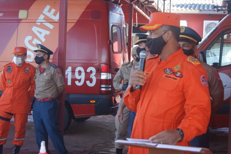 Formatura militar marca a passagem de comando dos bombeiros de Rolim de Moura