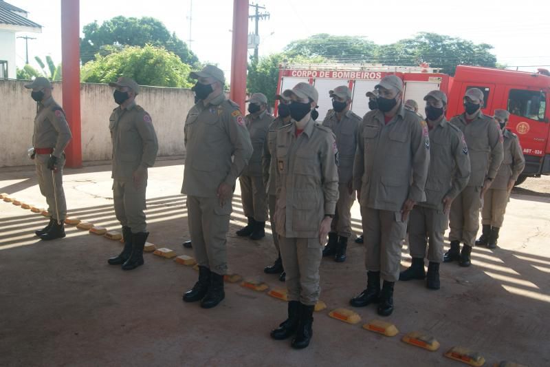 Formatura militar marca a passagem de comando dos bombeiros de Rolim de Moura