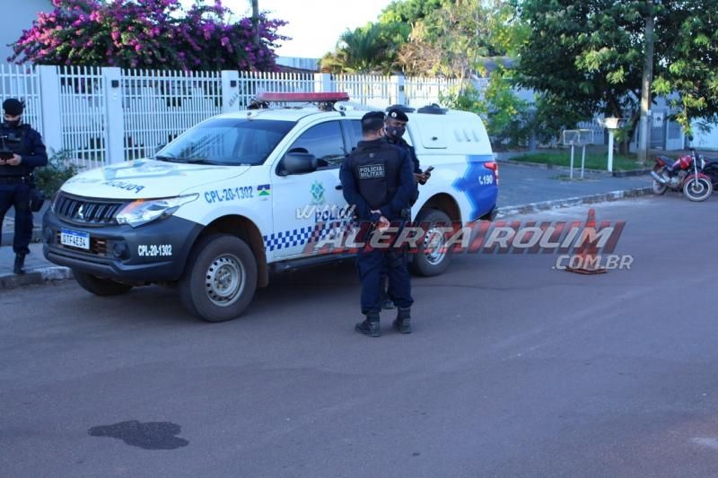 Dois são socorridos após condutor de moto bater em traseira de carro estacionado em Rolim de Moura Dois são socorridos após condutor de moto bater em traseira de carro estacionado em Rolim de Moura