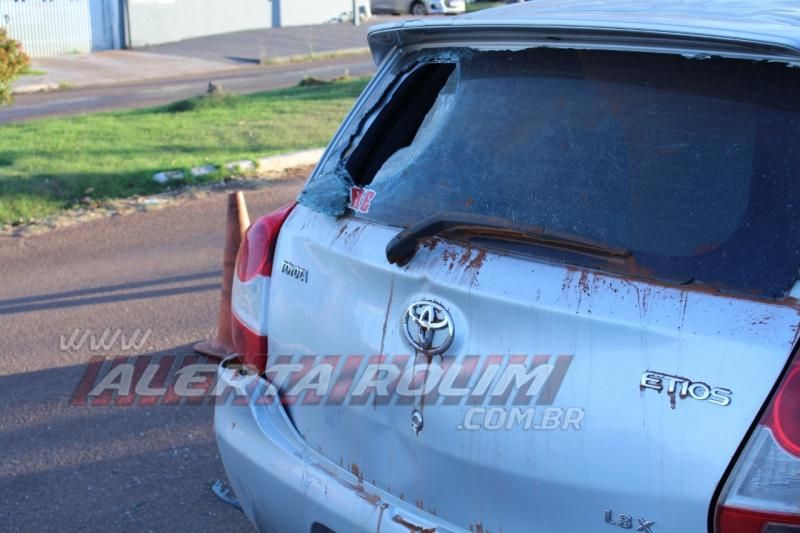 Dois são socorridos após condutor de moto bater em traseira de carro estacionado em Rolim de Moura Dois são socorridos após condutor de moto bater em traseira de carro estacionado em Rolim de Moura