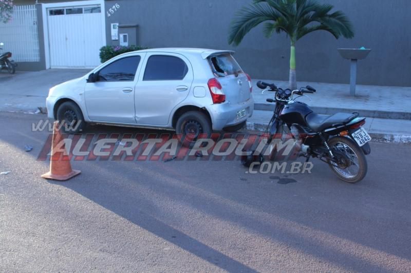 Dois são socorridos após condutor de moto bater em traseira de carro estacionado em Rolim de Moura Dois são socorridos após condutor de moto bater em traseira de carro estacionado em Rolim de Moura