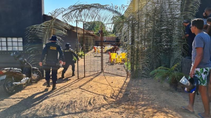 Duplo homicídio é registrado dentro de lanchonete em Ji-Paraná; PM age rápido e prende autor do crime - Vídeo Duplo homicídio é registrado dentro de lanchonete em Ji-Paraná; PM age rápido e prende autor do crime - Vídeo