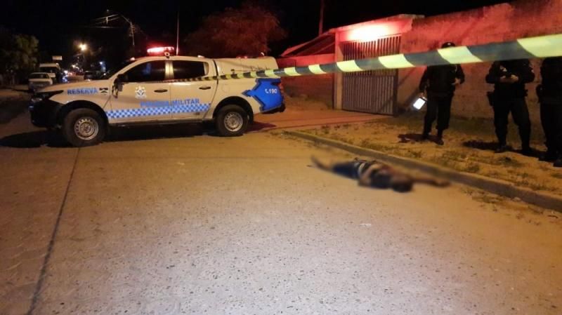 Ex-presidiário, que já foi vítima de tentativa de homicídio há 08 meses, é executado a tiros enquanto bebia com amigos, em Ji-Paraná Ex-presidiário, que já foi vítima de tentativa de homicídio há 08 meses, é executado a tiros enquanto bebia com amigos, em Ji-Paraná