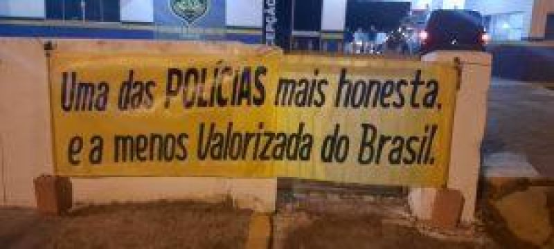 Familiares de policiais militares montam acampamento em frente ao Quartel do 4º BPM em CACOAL durante manifesto Familiares de policiais militares montam acampamento em frente ao Quartel do 4º BPM em CACOAL durante manifesto