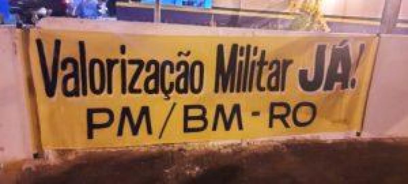 Familiares de policiais militares montam acampamento em frente ao Quartel do 4º BPM em CACOAL durante manifesto Familiares de policiais militares montam acampamento em frente ao Quartel do 4º BPM em CACOAL durante manifesto