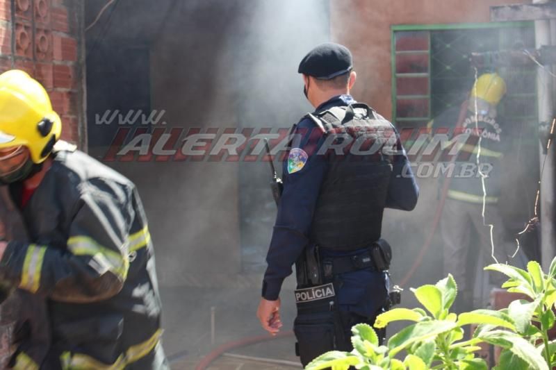 Incêndio atinge residência enquanto irmãs preparavam o almoço em Rolim de Moura Incêndio atinge residência enquanto irmãs preparavam o almoço em Rolim de Moura