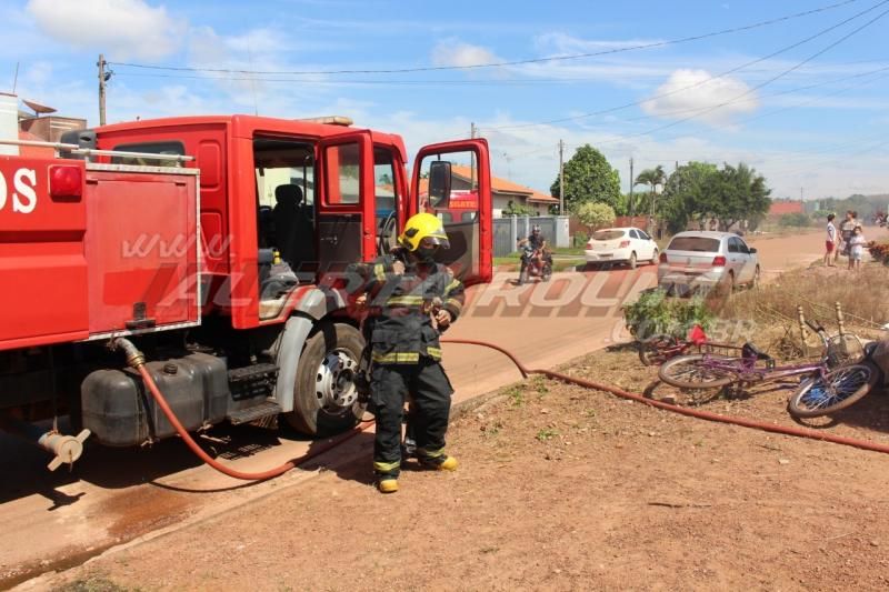 Incêndio atinge residência enquanto irmãs preparavam o almoço em Rolim de Moura Incêndio atinge residência enquanto irmãs preparavam o almoço em Rolim de Moura