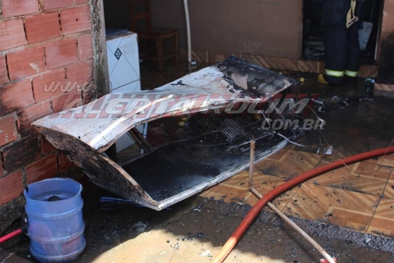 Incêndio atinge residência enquanto irmãs preparavam o almoço em Rolim de Moura Incêndio atinge residência enquanto irmãs preparavam o almoço em Rolim de Moura