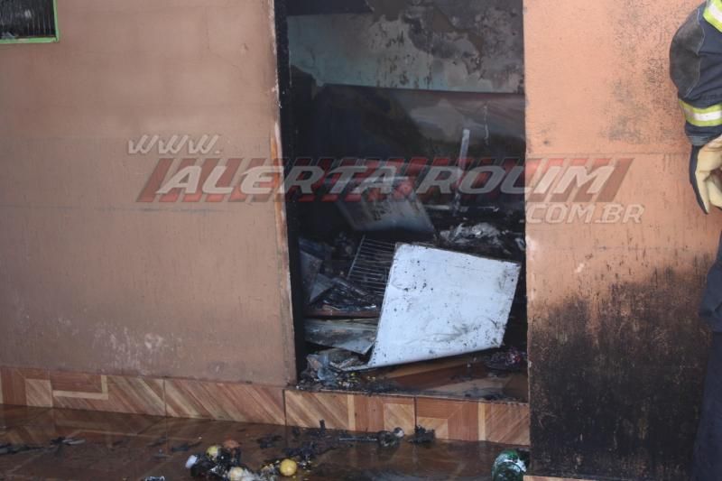 Incêndio atinge residência enquanto irmãs preparavam o almoço em Rolim de Moura Incêndio atinge residência enquanto irmãs preparavam o almoço em Rolim de Moura