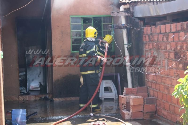 Incêndio atinge residência enquanto irmãs preparavam o almoço em Rolim de Moura Incêndio atinge residência enquanto irmãs preparavam o almoço em Rolim de Moura