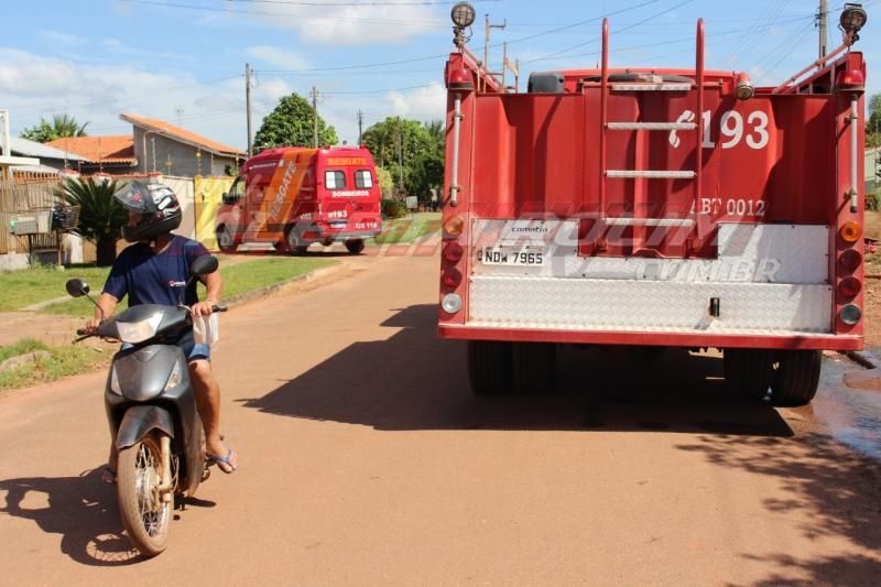 Incêndio atinge residência enquanto irmãs preparavam o almoço em Rolim de Moura Incêndio atinge residência enquanto irmãs preparavam o almoço em Rolim de Moura