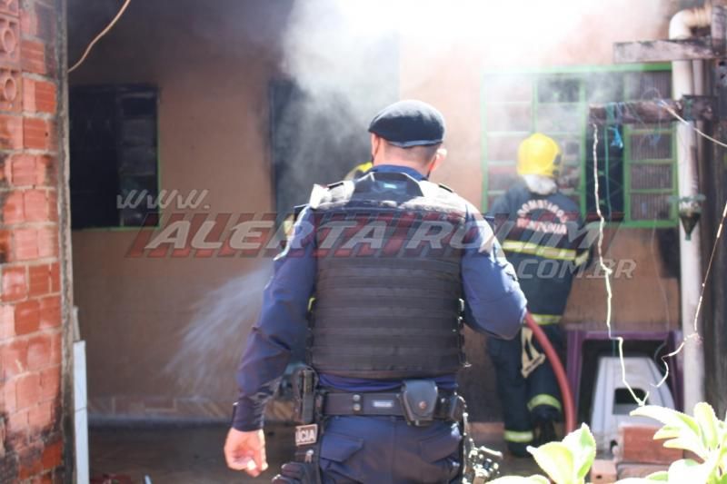 Incêndio atinge residência enquanto irmãs preparavam o almoço em Rolim de Moura Incêndio atinge residência enquanto irmãs preparavam o almoço em Rolim de Moura