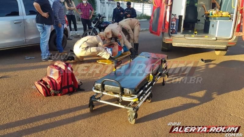 Dois são socorridos após condutor de moto bater em traseira de carro estacionado em Rolim de Moura Dois são socorridos após condutor de moto bater em traseira de carro estacionado em Rolim de Moura