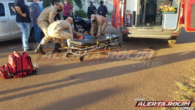 Dois são socorridos após condutor de moto bater em traseira de carro estacionado em Rolim de Moura