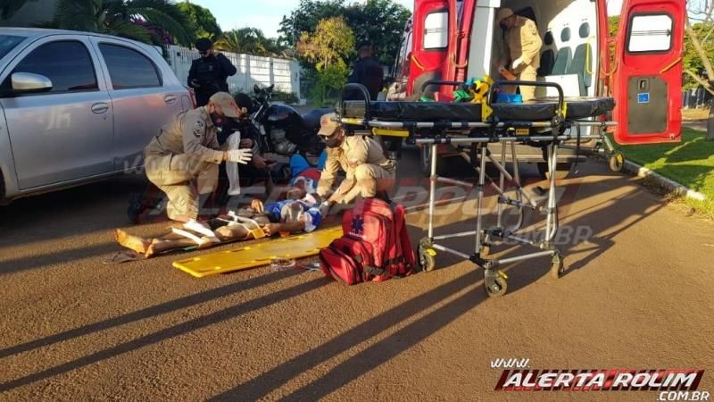Dois são socorridos após condutor de moto bater em traseira de carro estacionado em Rolim de Moura Dois são socorridos após condutor de moto bater em traseira de carro estacionado em Rolim de Moura